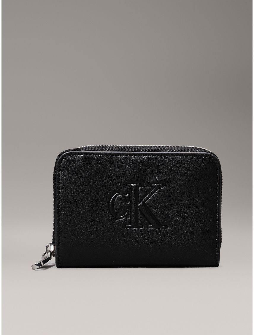 BILLETERA SCULPTED MED ZIP AROUND DEBOSS