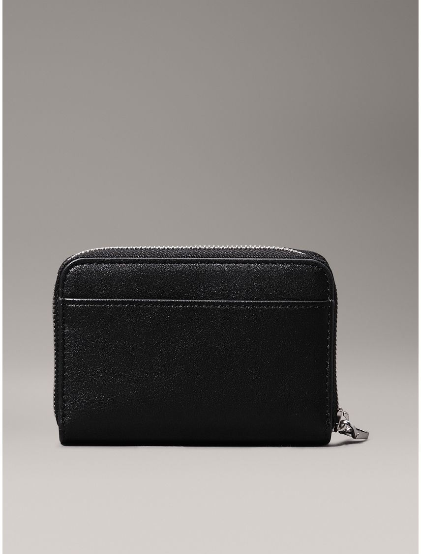 BILLETERA SCULPTED MED ZIP AROUND DEBOSS