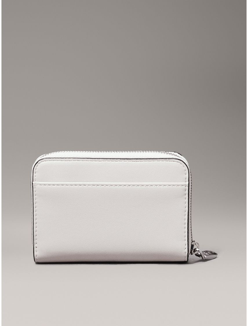 BILLETERA SCULPTED MED ZIP AROUND DEBOSS