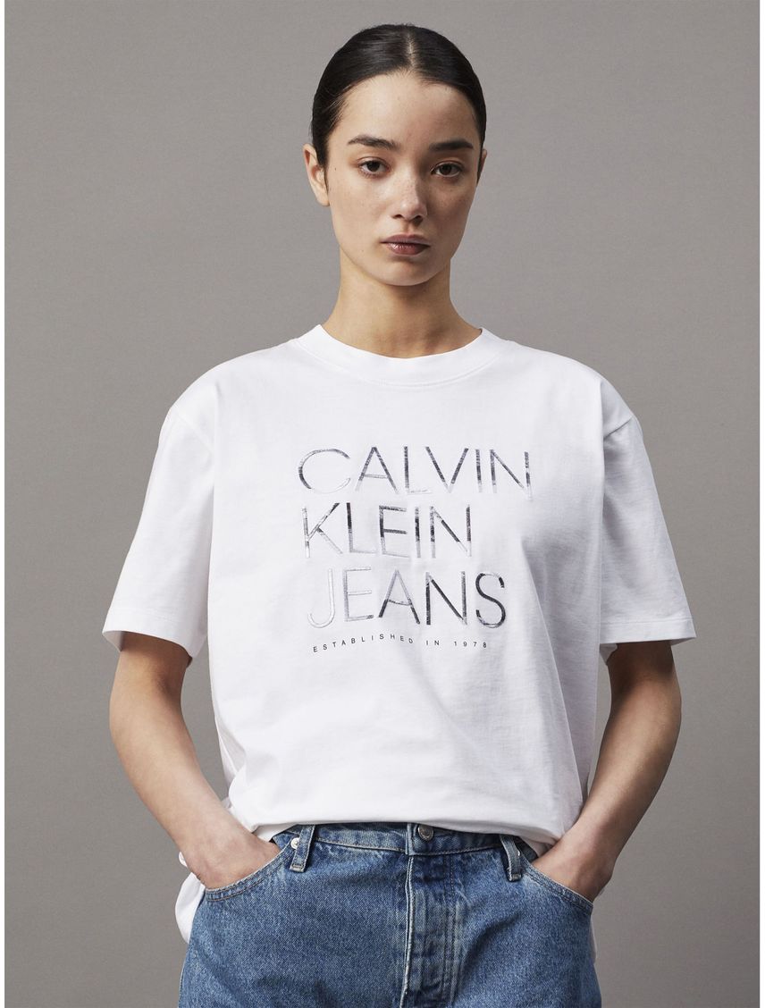 CAMISETA EMBROIDERED INSTITUTIONAL TEE CK