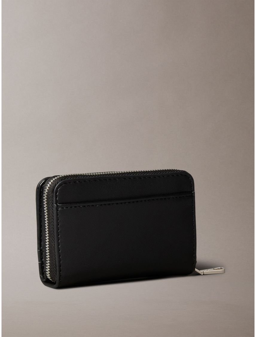 BILLETERA SCULPTED MED FLAP ZIP AROUND CK