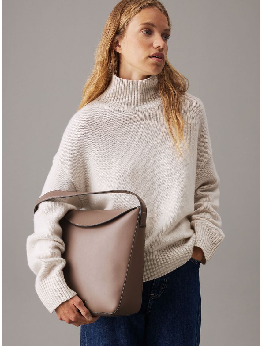 CARTERA SOFT SCULPT BUCKET BAG